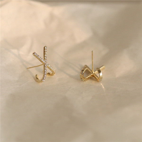 Modern női fülbevaló X alakú kövekkel