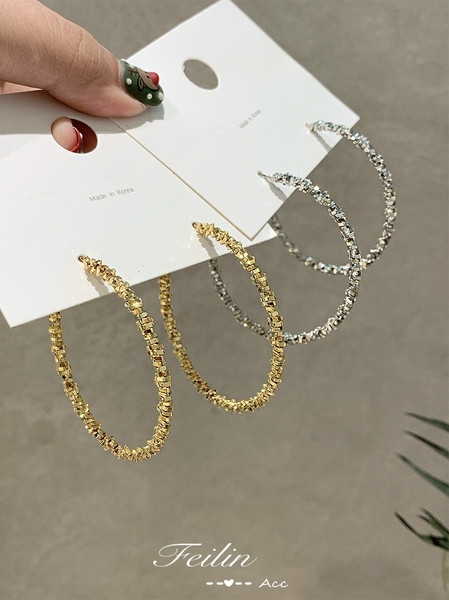 A jelenlegi női fülbevaló új modellje kerek formában