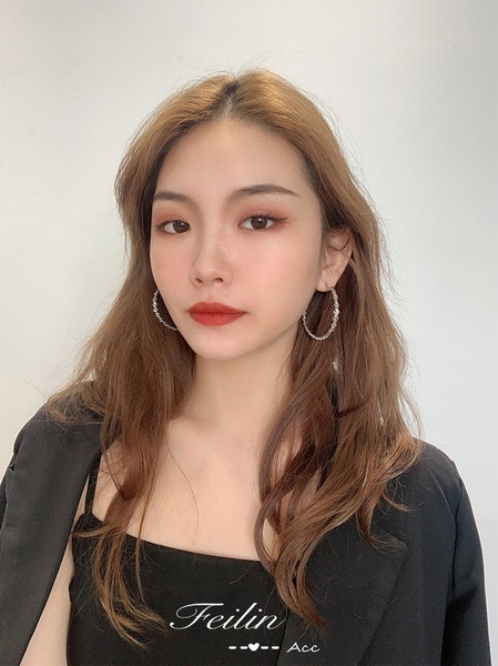 A jelenlegi női fülbevaló új modellje kerek formában