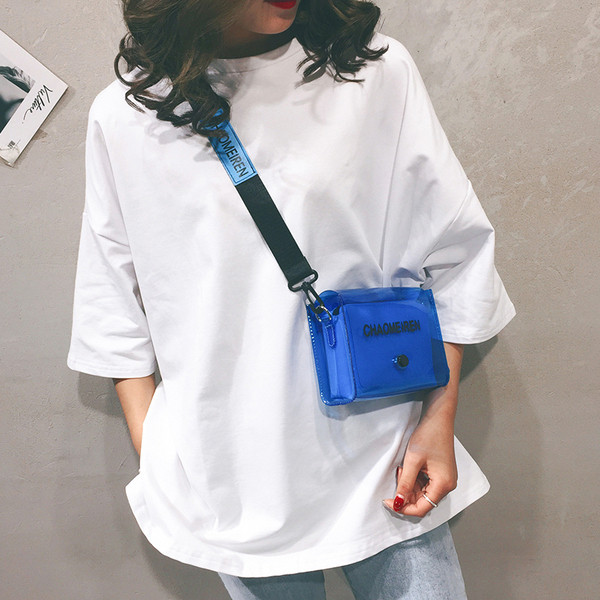 Sieviešu aktuāla mini soma no silikona ar garu rokturi