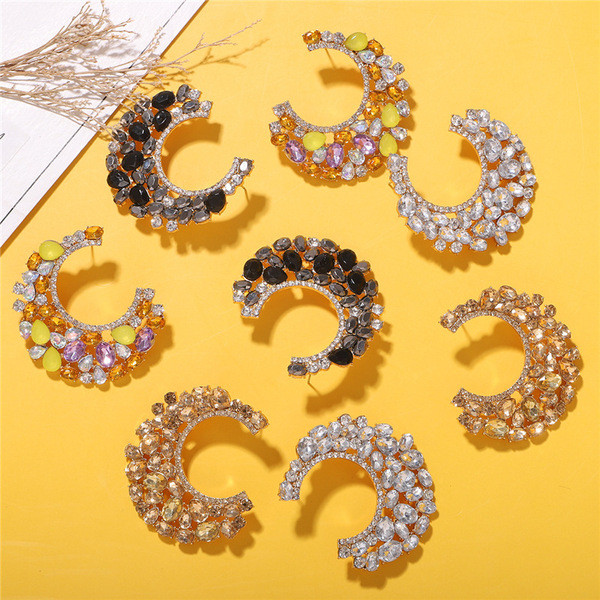 Jauns sieviešu auskaru ar akmentiņiem modelis