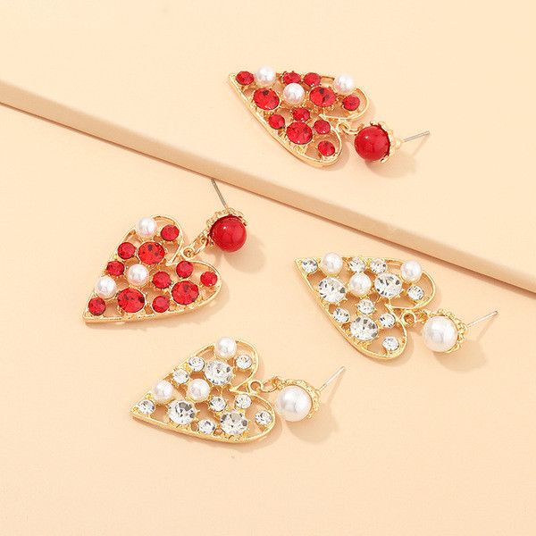 Sieviešu auskari sirds formā ar akmeņiem un pērlēm