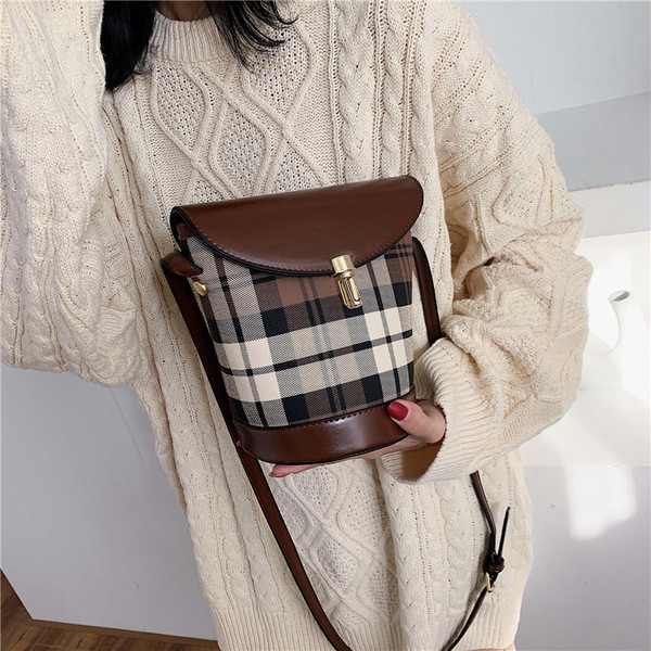 Női korszerű táska sima modell