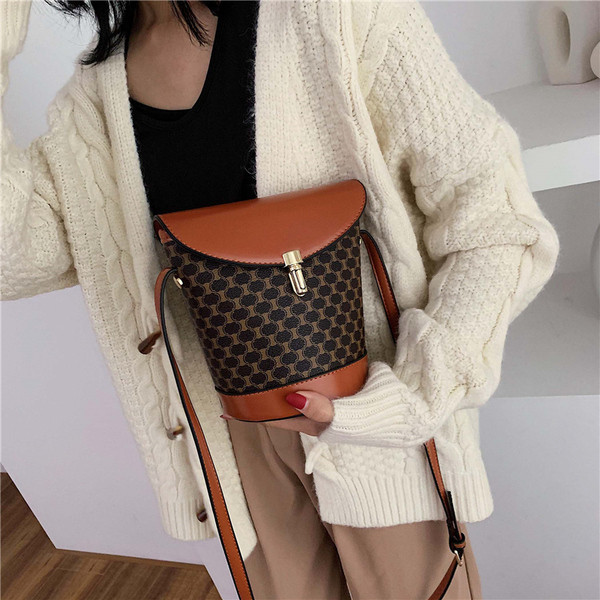 Női korszerű táska sima modell