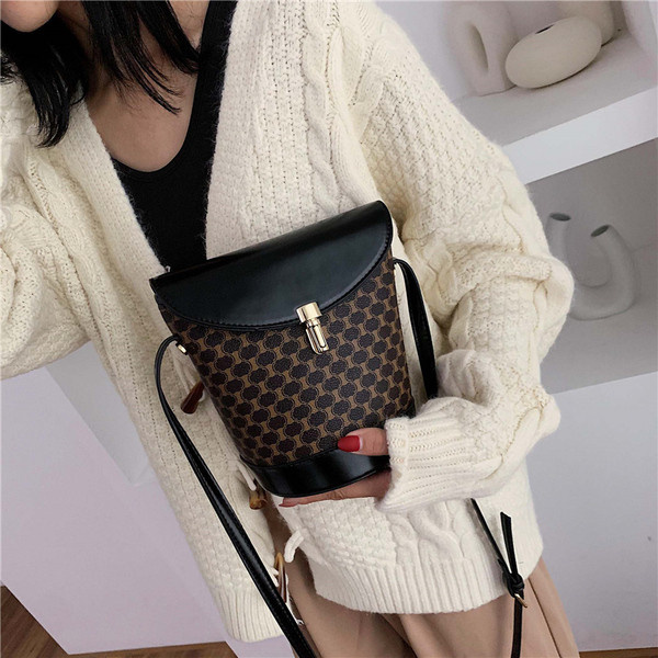 Női korszerű táska sima modell