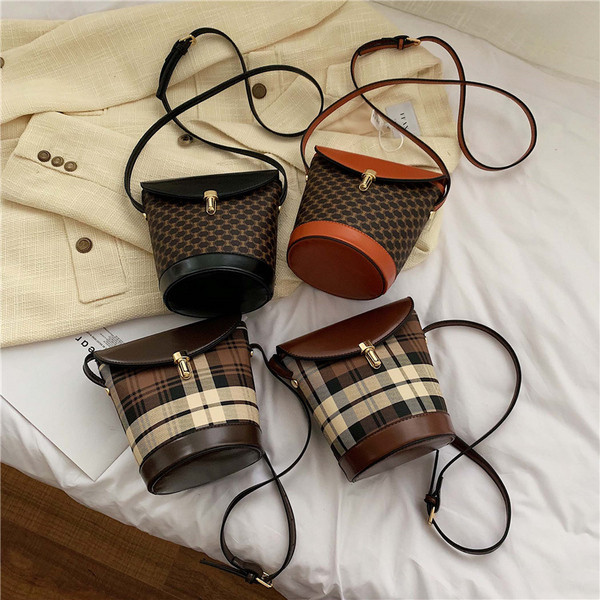 Női korszerű táska sima modell