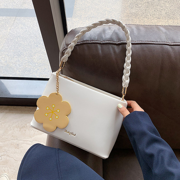 Moodne naistekott ripatsiga