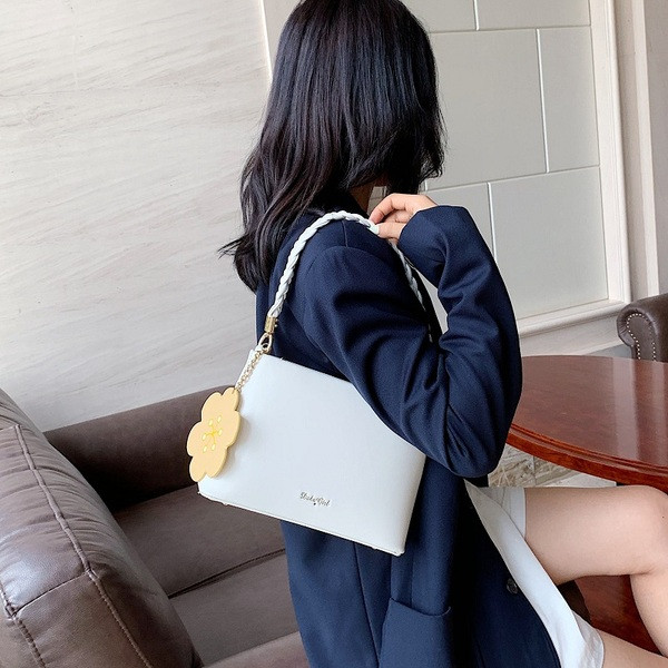 Moodne naistekott ripatsiga