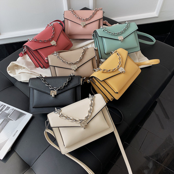 Sieviešu aktuāla soma kvadrāta formā ar īsu un garu rokturi