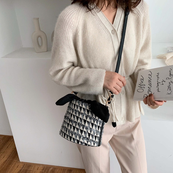 Geanta de dama moderna in forma rotunda cu maner scurt