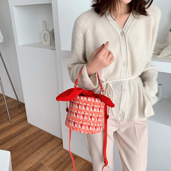 Geanta de dama moderna in forma rotunda cu maner scurt