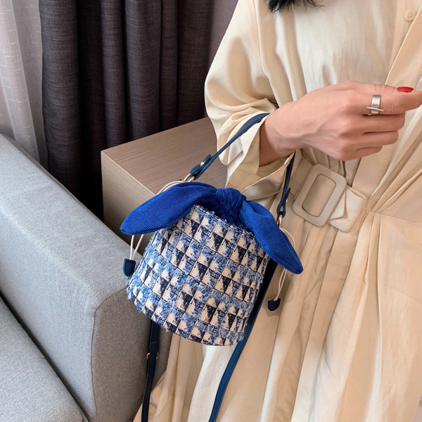 Geanta de dama moderna in forma rotunda cu maner scurt