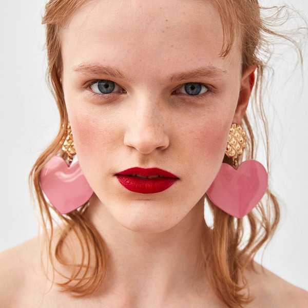 Mūsdienīgi sieviešu lielie auskari sirds formā