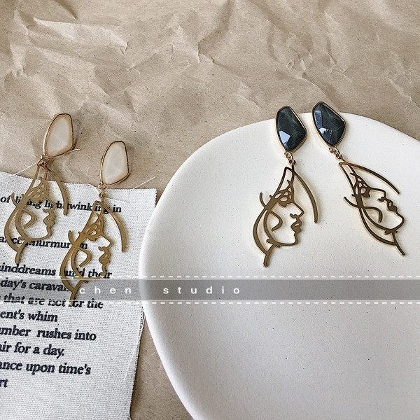 Moodsad naiste näokujulised kõrvarõngad