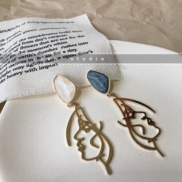 Moodsad naiste näokujulised kõrvarõngad