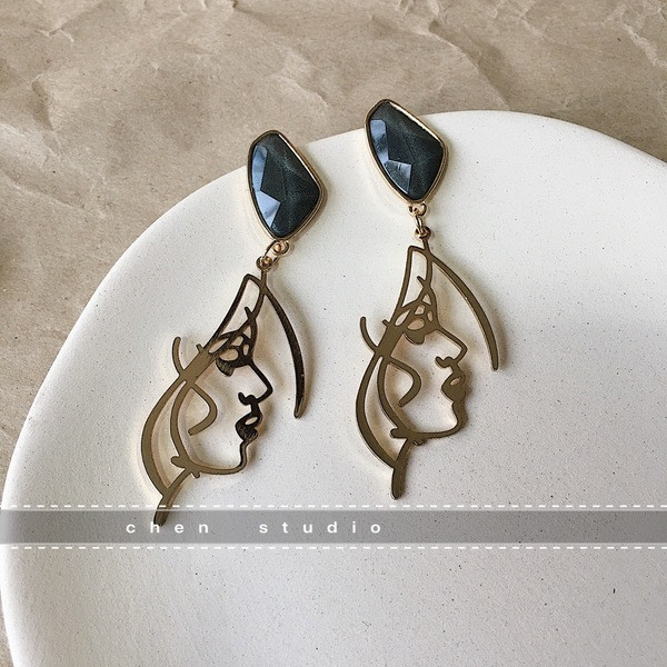 Moodsad naiste näokujulised kõrvarõngad