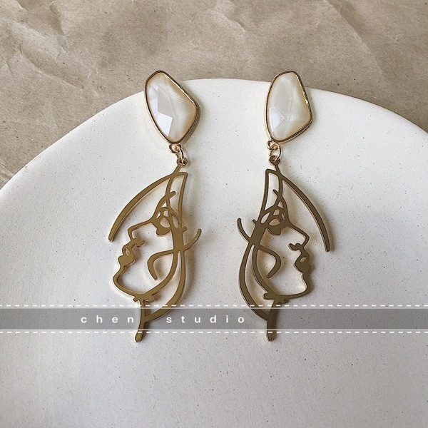 Moodsad naiste näokujulised kõrvarõngad