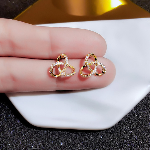 Eleganti vienkārši sieviešu auskari ar akmeņiem