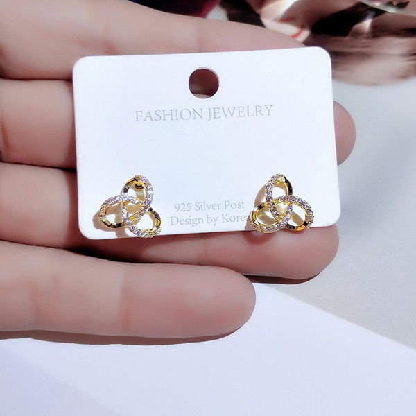 Eleganti vienkārši sieviešu auskari ar akmeņiem