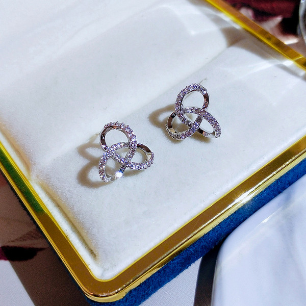 Eleganti vienkārši sieviešu auskari ar akmeņiem