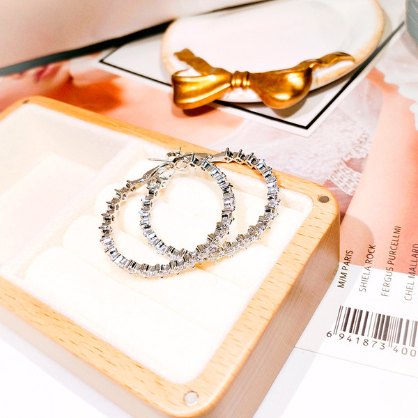 Elegáns női ezüst fülbevaló kerek kövekkel