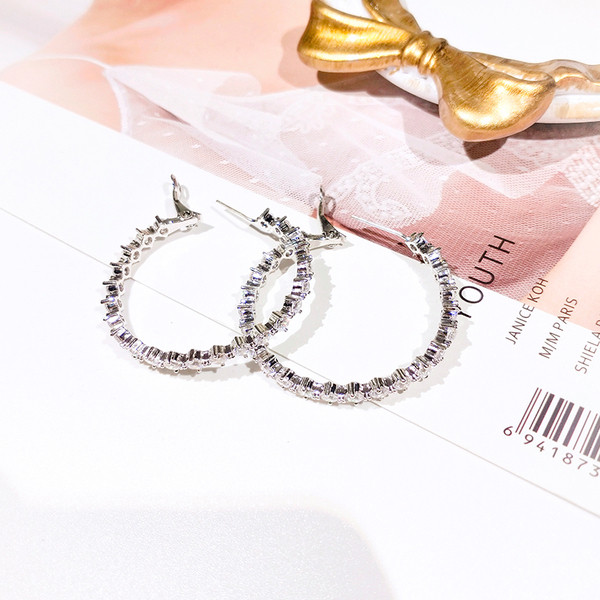 Elegáns női ezüst fülbevaló kerek kövekkel