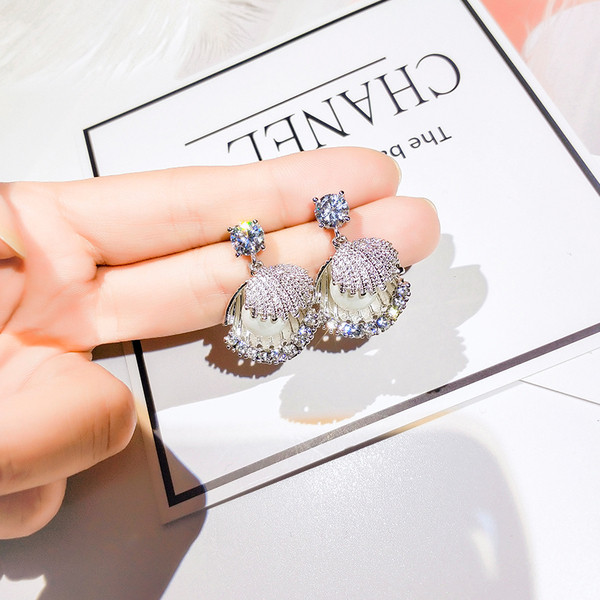 Mūsdienīgi sieviešu auskari gliemežvāku formā ar pērli