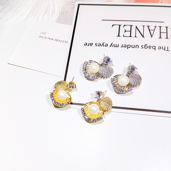 Mūsdienīgi sieviešu auskari gliemežvāku formā ar pērli