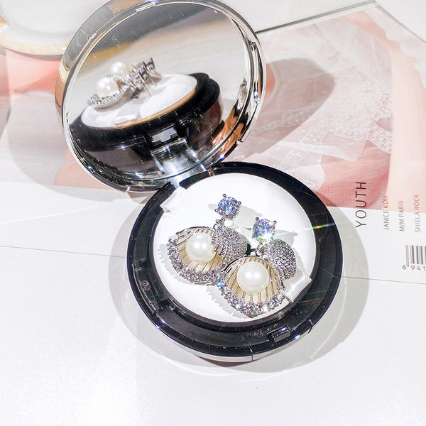 Mūsdienīgi sieviešu auskari gliemežvāku formā ar pērli