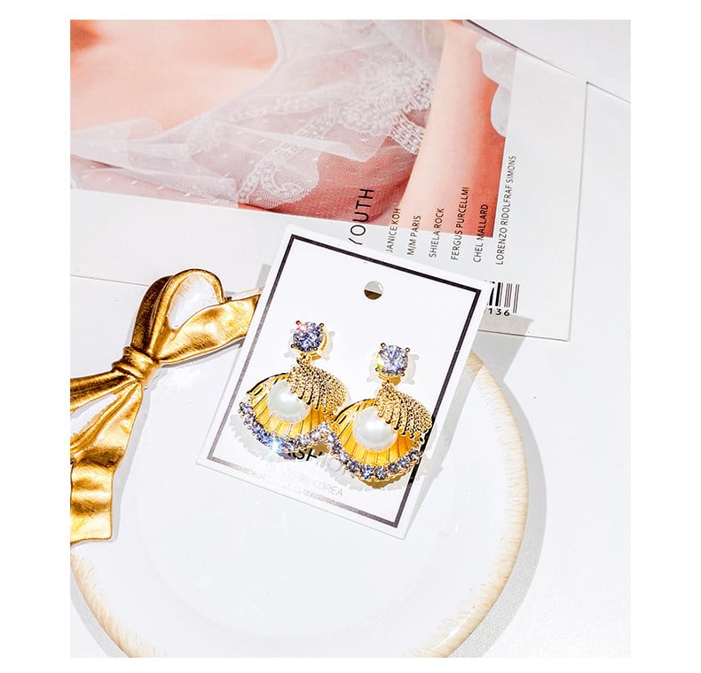 Mūsdienīgi sieviešu auskari gliemežvāku formā ar pērli