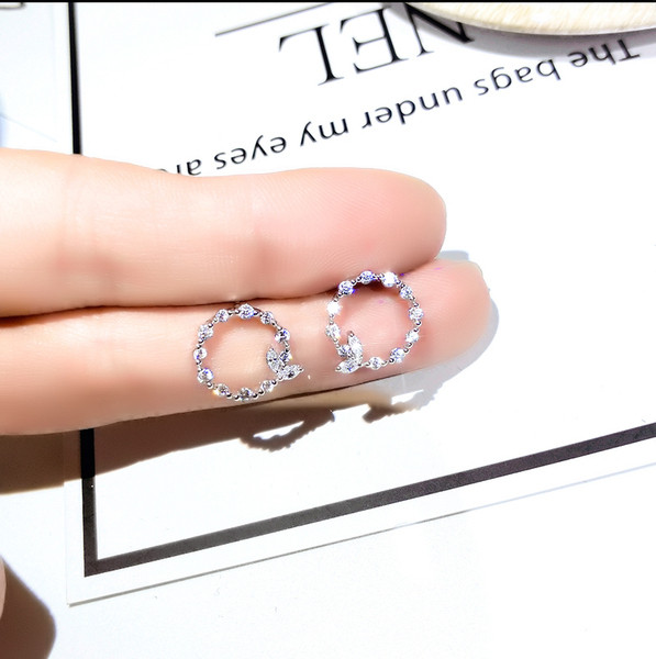 Väikesed naiste ümarad kivikestega kõrvarõngad