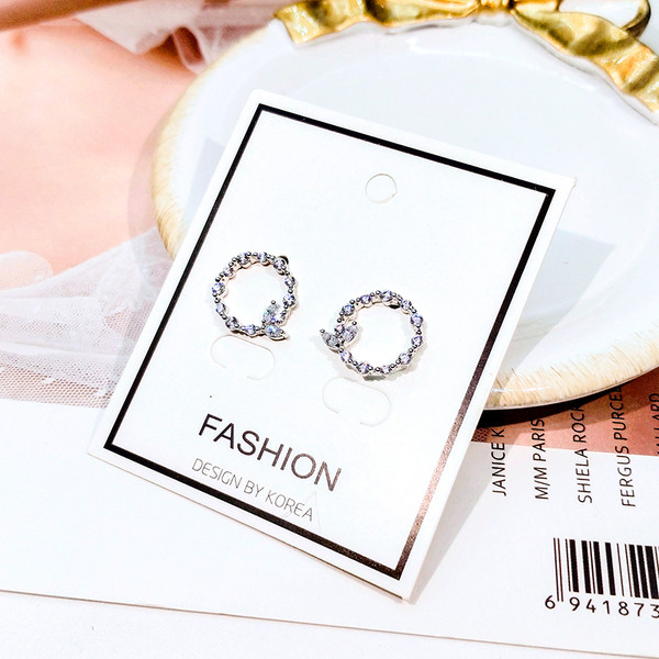 Väikesed naiste ümarad kivikestega kõrvarõngad