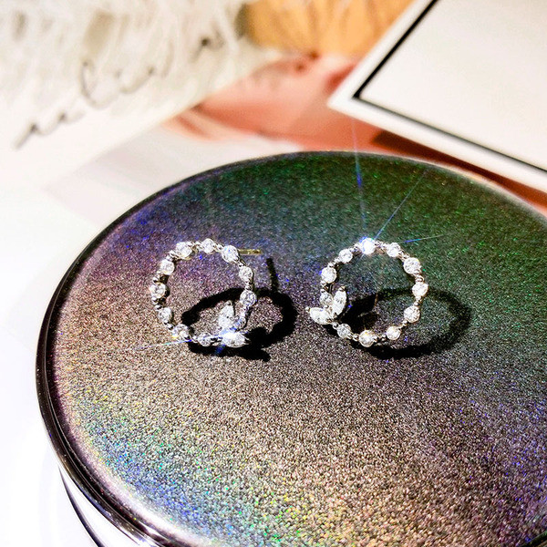 Väikesed naiste ümarad kivikestega kõrvarõngad