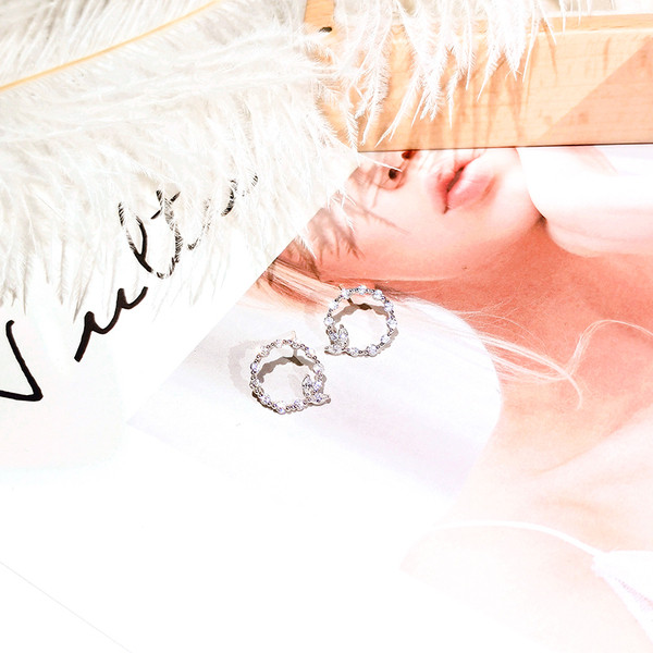 Väikesed naiste ümarad kivikestega kõrvarõngad