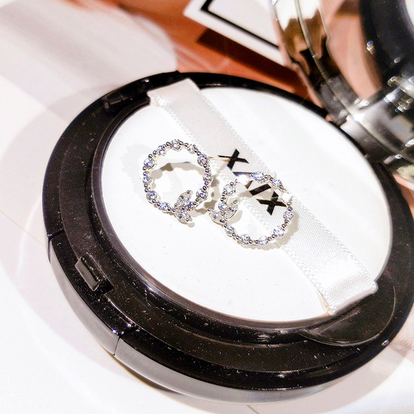 Väikesed naiste ümarad kivikestega kõrvarõngad