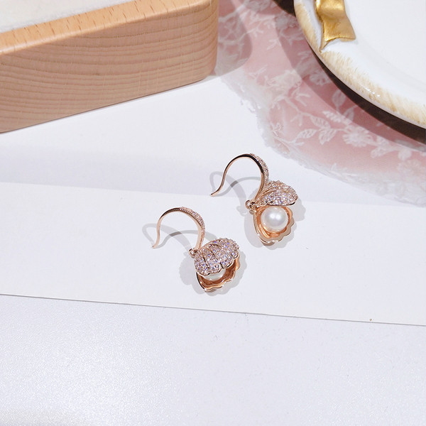 Lógó női fülbevaló kagyló formájú gyöngyszemekkel