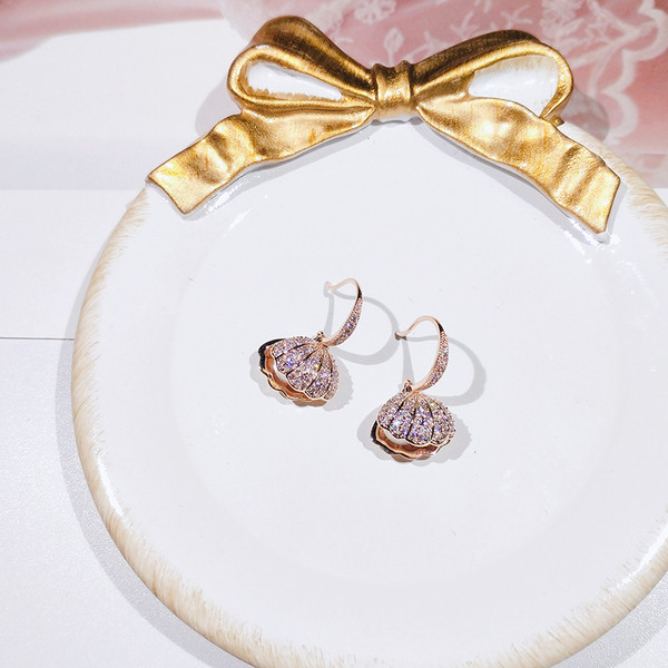 Lógó női fülbevaló kagyló formájú gyöngyszemekkel