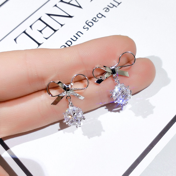 Elegáns női lógó fülbevaló szalaggal és kövekkel