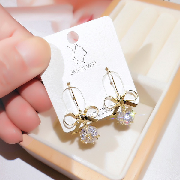 Elegáns női lógó fülbevaló szalaggal és kövekkel