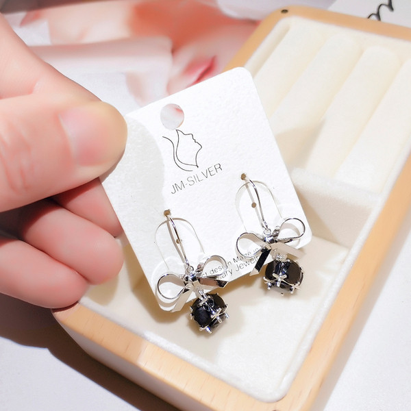 Elegáns női lógó fülbevaló szalaggal és kövekkel