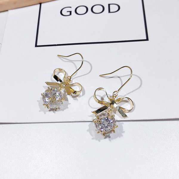 Elegáns női lógó fülbevaló szalaggal és kövekkel