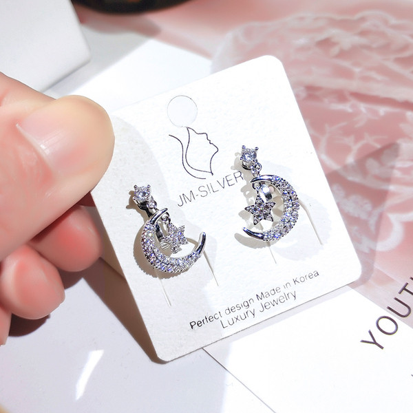 Modern női fülbevaló, hold alakú csillaggal