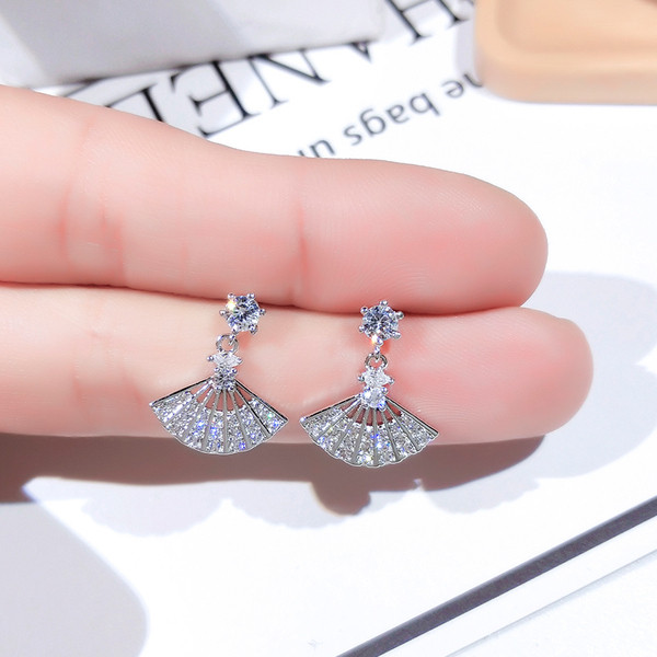 Modern, legyező formájú női fülbevaló