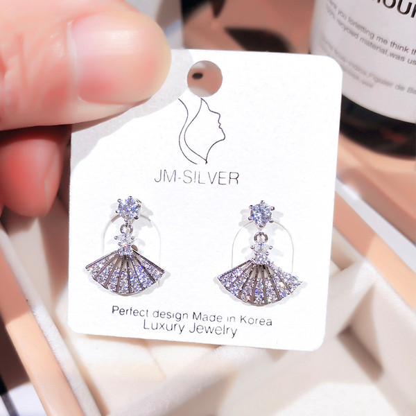 Modern, legyező formájú női fülbevaló