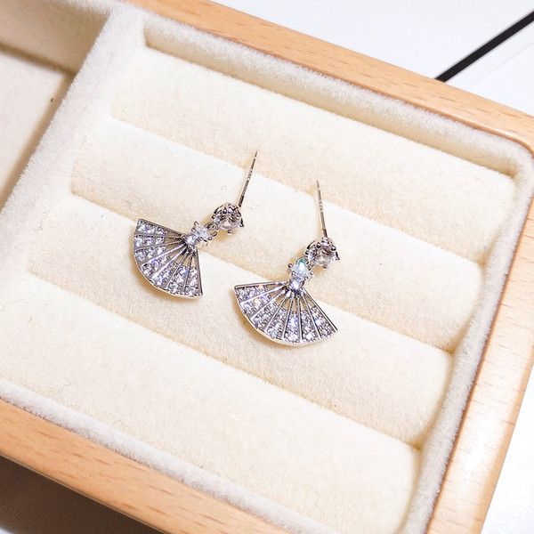 Modern, legyező formájú női fülbevaló