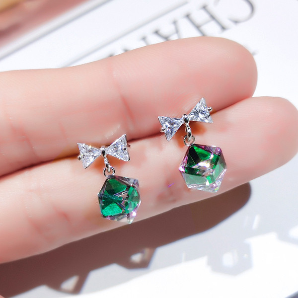 Elegáns női fülbevaló szalaggal és zöld kővel