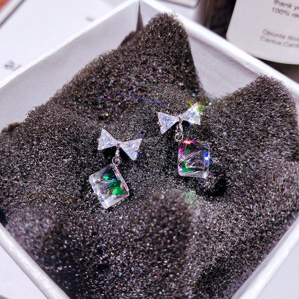 Elegáns női fülbevaló szalaggal és zöld kővel