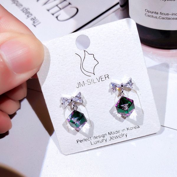 Elegáns női fülbevaló szalaggal és zöld kővel