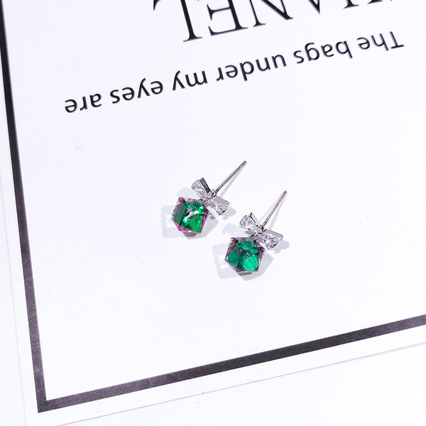 Elegáns női fülbevaló szalaggal és zöld kővel