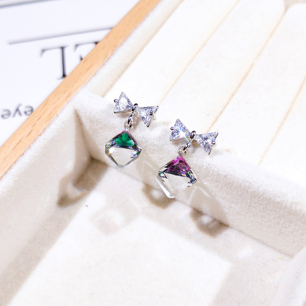 Elegáns női fülbevaló szalaggal és zöld kővel